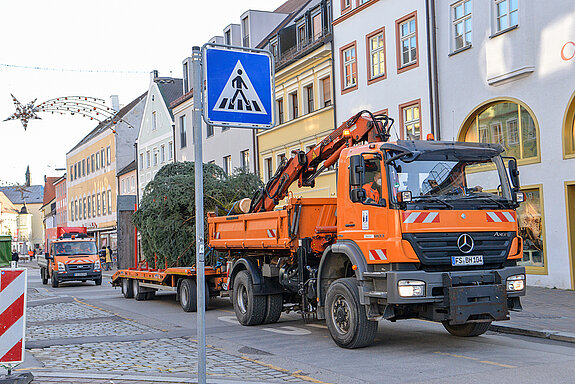 9.25 Uhr: Ankunft des Christbaums in der Altstadt. (Foto: Stadt Freising)