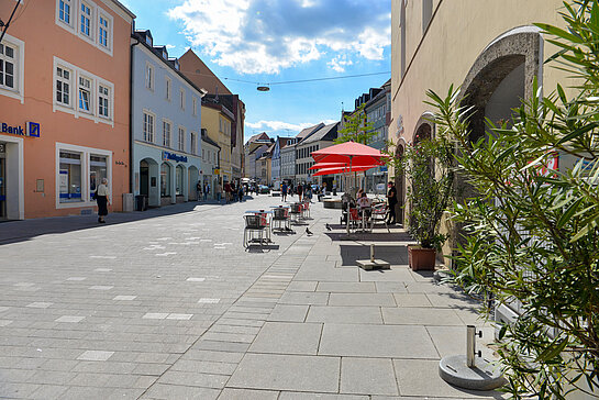 Blick auf die Innenstadt mit Begrünung und Außengastronomie 