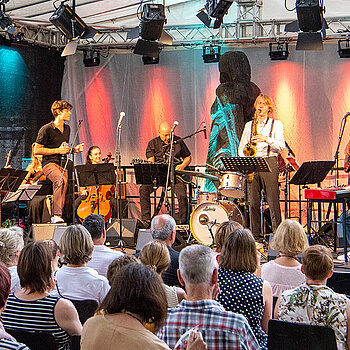 Hot! Die tropischen Temperaturen im Amtsgerichtsgarten werden noch von den heißen, groovigen Rhythmen der Band übertroffen. (Foto: Stadt Freising) 