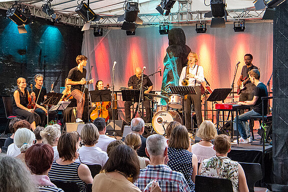 Hot! Die tropischen Temperaturen im Amtsgerichtsgarten werden noch von den heißen, groovigen Rhythmen der Band übertroffen. (Foto: Stadt Freising) 