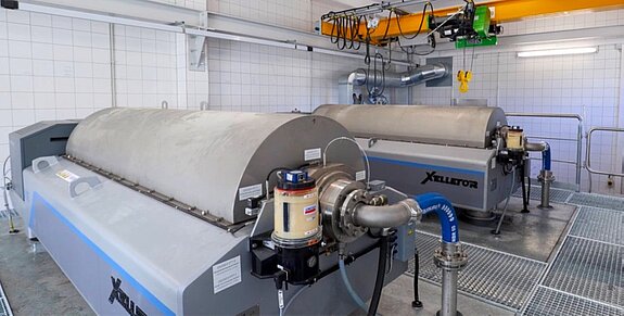 Zentrifugen Schlammentwässerung, Kläranlage Freising (Foto: JS Deutschland) Zentrifugen Schlammentwässerung, Kläranlage Freising (Foto: JS Deutschland)