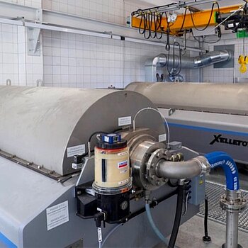 Zentrifugen Schlammentwässerung, Kläranlage Freising (Foto: JS Deutschland) Zentrifugen Schlammentwässerung, Kläranlage Freising (Foto: JS Deutschland)