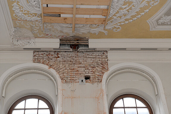 Schäden am Stuck im historischen Asamsaal: Im Zuge der Restaurierungsarbeiten werden die Stuckprofile ergänzt. (März 2021/Foto: Stadt Freising)