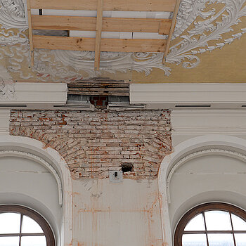 Schäden am Stuck im historischen Asamsaal: Im Zuge der Restaurierungsarbeiten werden die Stuckprofile ergänzt. (März 2021/Foto: Stadt Freising)