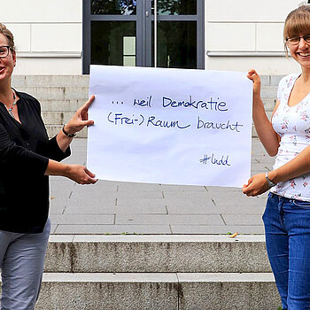 Dr. Myriam Wagner-Heisig und Hannah Magerle von der vhs Freising sind dabei, weil Demokratie (Frei-)Raum braucht!