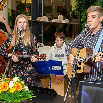 „Mieke and the Boys“ sind fünf junge Musiker*innen um die Frontfrau Mieke Neumann, die sich vor zwei Jahren an der Musikschule Freising gefunden haben. (Foto: Stadt Freising)