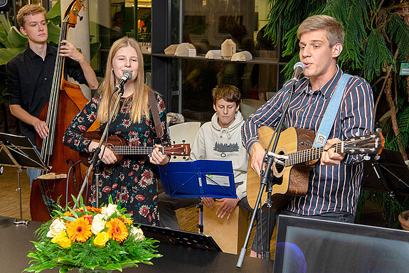 „Mieke and the Boys“ sind fünf junge Musiker*innen um die Frontfrau Mieke Neumann, die sich vor zwei Jahren an der Musikschule Freising gefunden haben. (Foto: Stadt Freising)