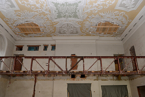 Empore des Theatersaals: Stahlträger und Balken verbleiben, die Verkleidung wird erneuert. 