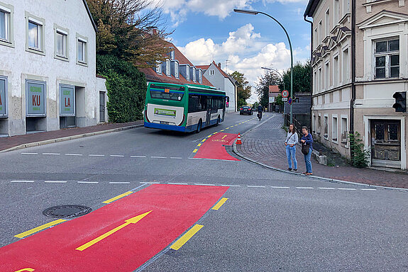 Sichere Umfahrung der Innenstadt: Im September 2020 wurde in der Kammergasse eine sogenannte Pop-up-Lane eingerichtet - ein 1,85 Meter breite Schutzstreifen für den Radverkehr. (Foto: Stadt Freising)