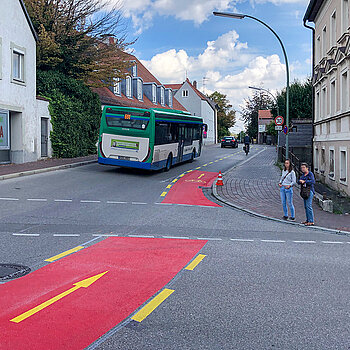 Sichere Umfahrung der Innenstadt: Im September 2020 wurde in der Kammergasse eine sogenannte Pop-up-Lane eingerichtet - ein 1,85 Meter breite Schutzstreifen für den Radverkehr. (Foto: Stadt Freising)