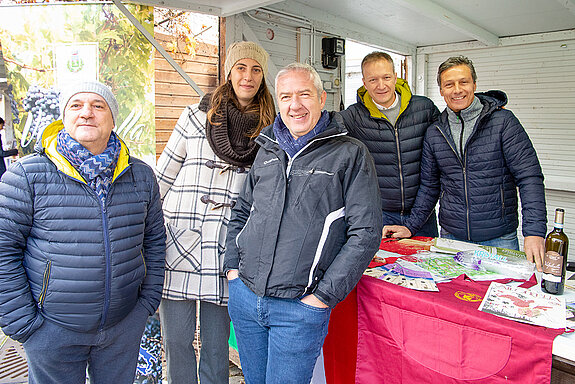 Korbiniansmarkt rund um den Roider-Jackl- Brunnen - die Truppe des Verkaufsstands aus Verona. (Foto: Stadt Freising)