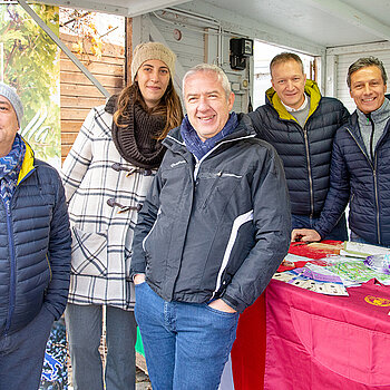 Korbiniansmarkt rund um den Roider-Jackl- Brunnen - die Truppe des Verkaufsstands aus Verona. (Foto: Stadt Freising)