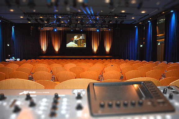 Blick vom Mischpult auf den Theatersaal in der Luitpoldhalle. (Foto: Stadt Freising)