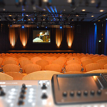 Blick vom Mischpult auf den Theatersaal in der Luitpoldhalle. (Foto: Stadt Freising)