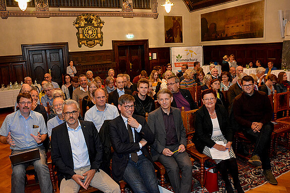 Im gut besuchten Rathaussaal wurde bei der Veranstaltung „Endzeitstimmung?! – Jahrhundertaufgabe Klimawandel“ die Notwendigkeit zu Handeln aus ethischer und wissenschaftlicher Sicht diskutiert. 