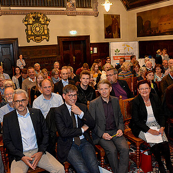 Im gut besuchten Rathaussaal wurde bei der Veranstaltung „Endzeitstimmung?! – Jahrhundertaufgabe Klimawandel“ die Notwendigkeit zu Handeln aus ethischer und wissenschaftlicher Sicht diskutiert. 