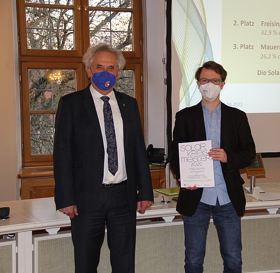 Landrat Helmut Petz überreichte Mobilitätsbeauftragtem Dominik Fuchs die Urkunde für die Stadt Freising (Foto: Landratsamt Freising)