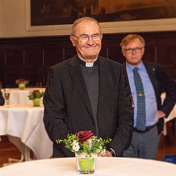 Die Geburtstagsrede gab dem Jubilar, seiner Exzellenz Weihbischof Bernhard Haßlberger, auch Anlass zum Schmunzeln. (Foto: Stadt Freising)
