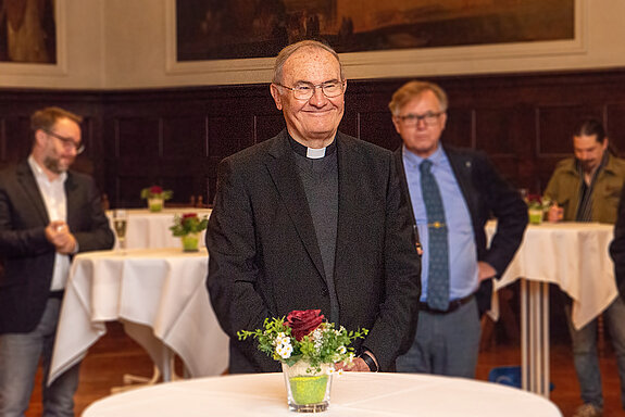 Die Geburtstagsrede gab dem Jubilar, seiner Exzellenz Weihbischof Bernhard Haßlberger, auch Anlass zum Schmunzeln. (Foto: Stadt Freising)