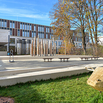 Blick auf den Pausenbereich der Grundschule am SteinPark. (Foto: Stadt Freising)