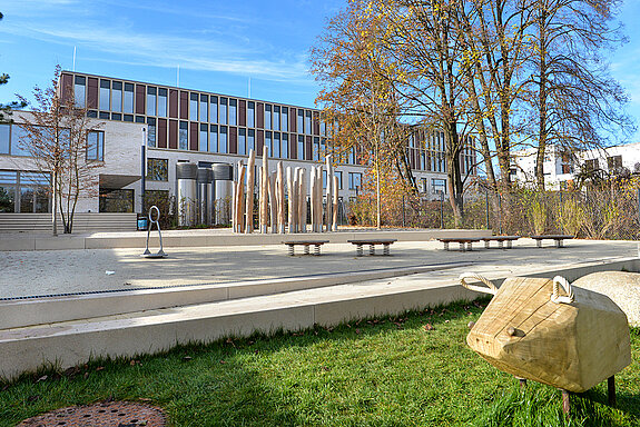 Blick auf den Pausenbereich der Grundschule am SteinPark. (Foto: Stadt Freising)