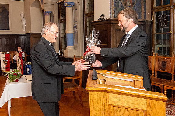 Den Freisinger Bären überreichte OB Tobias Eschenbacher (rechts) als Geschenk an Weibischof Bernhard Haßlberger. (Foto: Stadt Freising) 