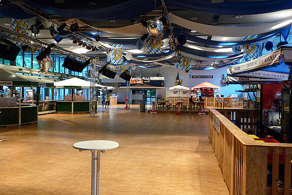 Die Luitpoldhalle lässt sich in einen riesigen Partyraum verwandeln - hier ein Beispiel mit weiß-blauer Deko.