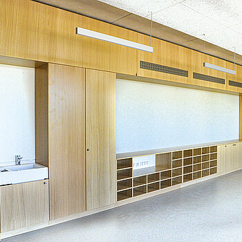 Das Holzmobiliar in den Klassenzimmern vermittelt eine "warme" Atmosphäre. (Foto: Stadt Freising) 