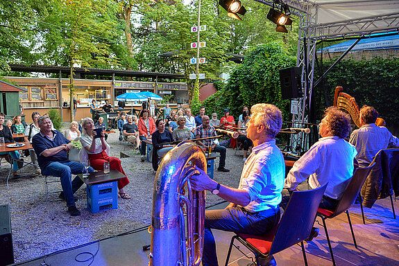 Beim Sommerwunder Freising 2021 gastierten die Well-Brüder aus´m Biermoos im Biergarten des Lindenkellers. (Foto: Stadt Freising) 