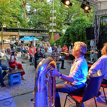 Beim Sommerwunder Freising 2021 gastierten die Well-Brüder aus´m Biermoos im Biergarten des Lindenkellers. (Foto: Stadt Freising) 