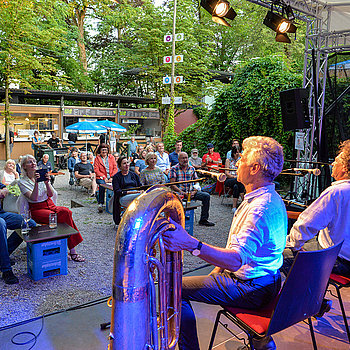 Beim Sommerwunder Freising 2021 gastierten die Well-Brüder aus´m Biermoos im Biergarten des Lindenkellers. (Foto: Stadt Freising)