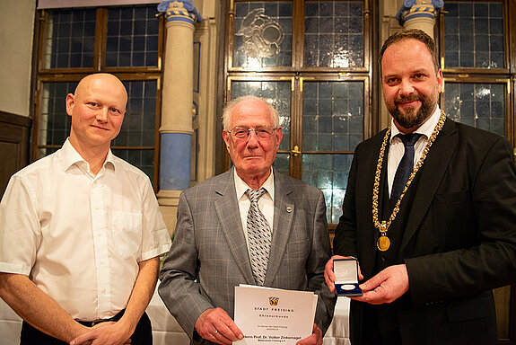 OB Tobias Eschenbacher zeichnet Volker Zinkernagel (mitte) aus. (Foto: Stadt Freising)