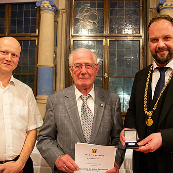 OB Tobias Eschenbacher zeichnet Volker Zinkernagel (mitte) aus. (Foto: Stadt Freising)