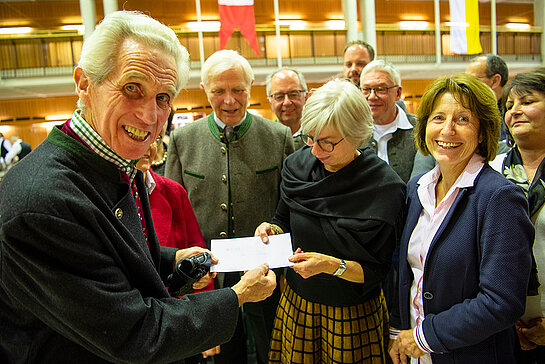 Erwin Jobst (links) und das KAB-Team Freising-Lerchenfeld haben einen großzügigen Spendenscheck für Innichens Bürgermeisterin Rosemarie Burgmann (2.v.r.) dabei. (Foto: Stadt Freising)