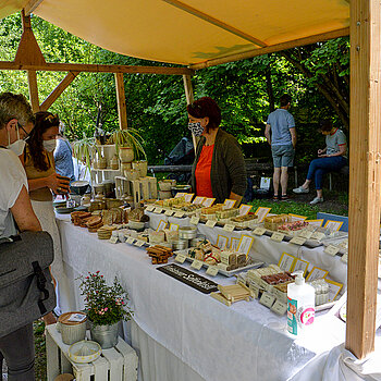 Stand auf der Roseninsel am Rosentag 2021 in Freising mit handgesiedeter Naturseife und Keramik. (Foto: Stadt Freising)