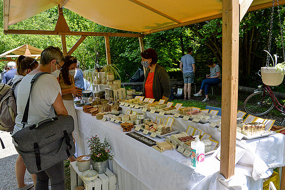 Stand auf der Roseninsel am Rosentag 2021 in Freising mit handgesiedeter Naturseife und Keramik. (Foto: Stadt Freising)