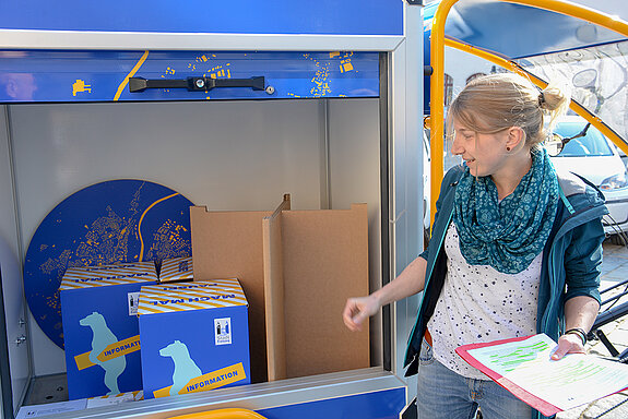 Klimaschutzmanagerin Marie Hüneke stellt das neue E-Lastenfahrrad vor. (Foto: Stadt Freising)