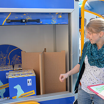 Klimaschutzmanagerin Marie Hüneke stellt das neue E-Lastenfahrrad vor. (Foto: Stadt Freising)