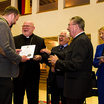 Freude über die Ehrung: OB Tobias Eschenbacher, Kardinal Reinhard Marx, Alt-OB Dieter Thalhammer, Kulturreferent Hubert Hierl und Mirjam Jan-Blažič (v.l.). Foto: Stadt Freising