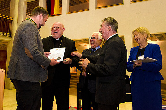 Freude über die Ehrung: OB Tobias Eschenbacher, Kardinal Reinhard Marx, Alt-OB Dieter Thalhammer, Kulturreferent Hubert Hierl und Mirjam Jan-Blažič (v.l.). Foto: Stadt Freising