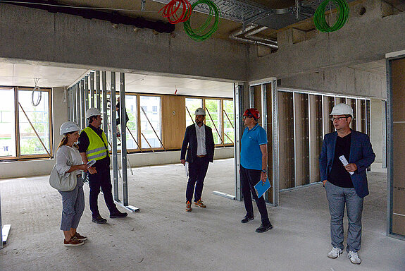 Beindruckt ist die Gruppe um Oberbürgermeister Tobias Eschenbacher (hinten, Mitte), von den hellen Räumlichkeiten für die Klassen und die Ganztagsbetreuung. (Foto: Stadt Freising)