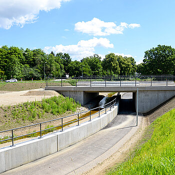 Sichtbare Fortschritte: Brückenbau über den Thalhauser Graben - hier die Brücke zur künftigen Auffahrt Griesfeldstraße. (Foto: Stadt Freising)