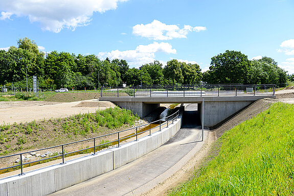 Sichtbare Fortschritte: Brückenbau über den Thalhauser Graben - hier die Brücke zur künftigen Auffahrt Griesfeldstraße. (Foto: Stadt Freising)