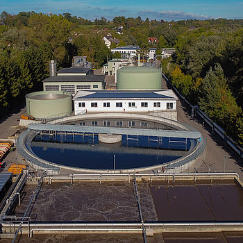 Blick über die Kläranlage Freising (Belebungsstraße 4/5, Nachklärbecken 2, Schlammentwässerung) (Foto: JS Deutschland) Blick über die Kläranlage Freising: im Vordergrund Belebungsstraße 4/5; im Anschluss Nachklärbecken 2 und Gebäude Schlammentwässerung/Faultürme (Foto: JS Deutschland)