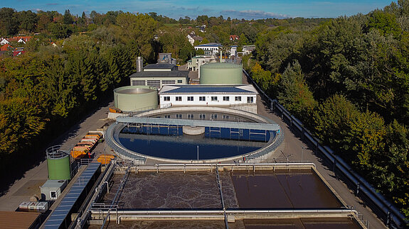 Blick über die Kläranlage Freising (Belebungsstraße 4/5, Nachklärbecken 2, Schlammentwässerung) (Foto: JS Deutschland) Blick über die Kläranlage Freising: im Vordergrund Belebungsstraße 4/5; im Anschluss Nachklärbecken 2 und Gebäude Schlammentwässerung/Faultürme (Foto: JS Deutschland)