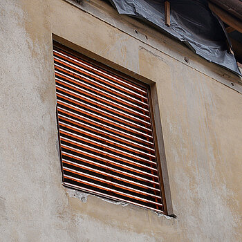 Einige Fenster sind lediglich mit Kupferlamellen bestückt, damit Frischluft für die Belüftungsanlage angesaugt werden kann. 