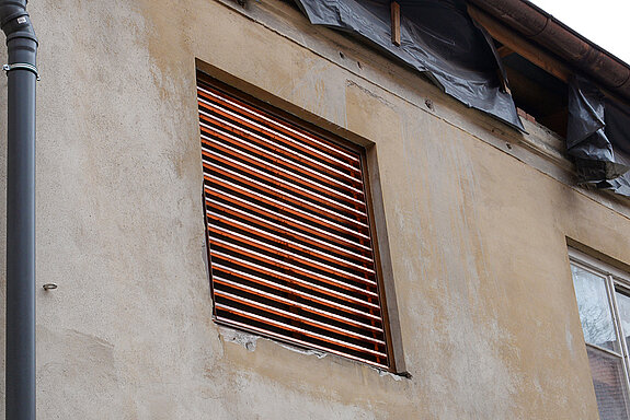 Einige Fenster sind lediglich mit Kupferlamellen bestückt, damit Frischluft für die Belüftungsanlage angesaugt werden kann. 