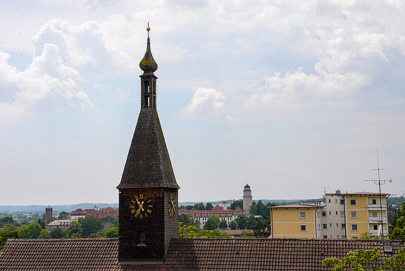 Der Turm der Stabsgebäudes liegt quasi "auf Augenhöhe" mit dem 22,5 Meter hohen Dach der Mittelschule. Rechts im Hintergrund ist der Wasserturm zu sehen. (Foto: Stadt Freising)