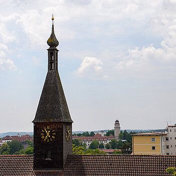 Der Turm der Stabsgebäudes liegt quasi "auf Augenhöhe" mit dem 22,5 Meter hohen Dach der Mittelschule. Rechts im Hintergrund ist der Wasserturm zu sehen. (Foto: Stadt Freising)