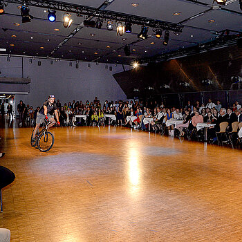 Platz genug bietet die Luitpoldhalle, um außergewöhnliche Vorführungen zu präsentieren - hier bei der Sportgala der Stadt Freising Tricks mit dem Trial-Bike. (Foto: Stadt Freising)